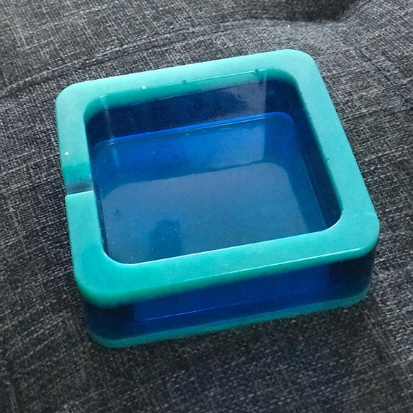 Hand Crafted Accents Ashtray With Holders Made From Resin And Is Rollers Tolerant To Heat
